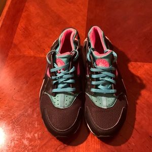 Nike huaraches size 7y